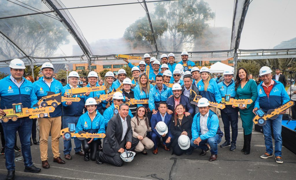 Fondecún le cumple a Cundinamarca como líder logístico y gerente integral en el evento de entrega de maquinaria amarilla que fortalece la capacidad productiva de los municipios con el lema “Más maquinaria, más competitividad”.